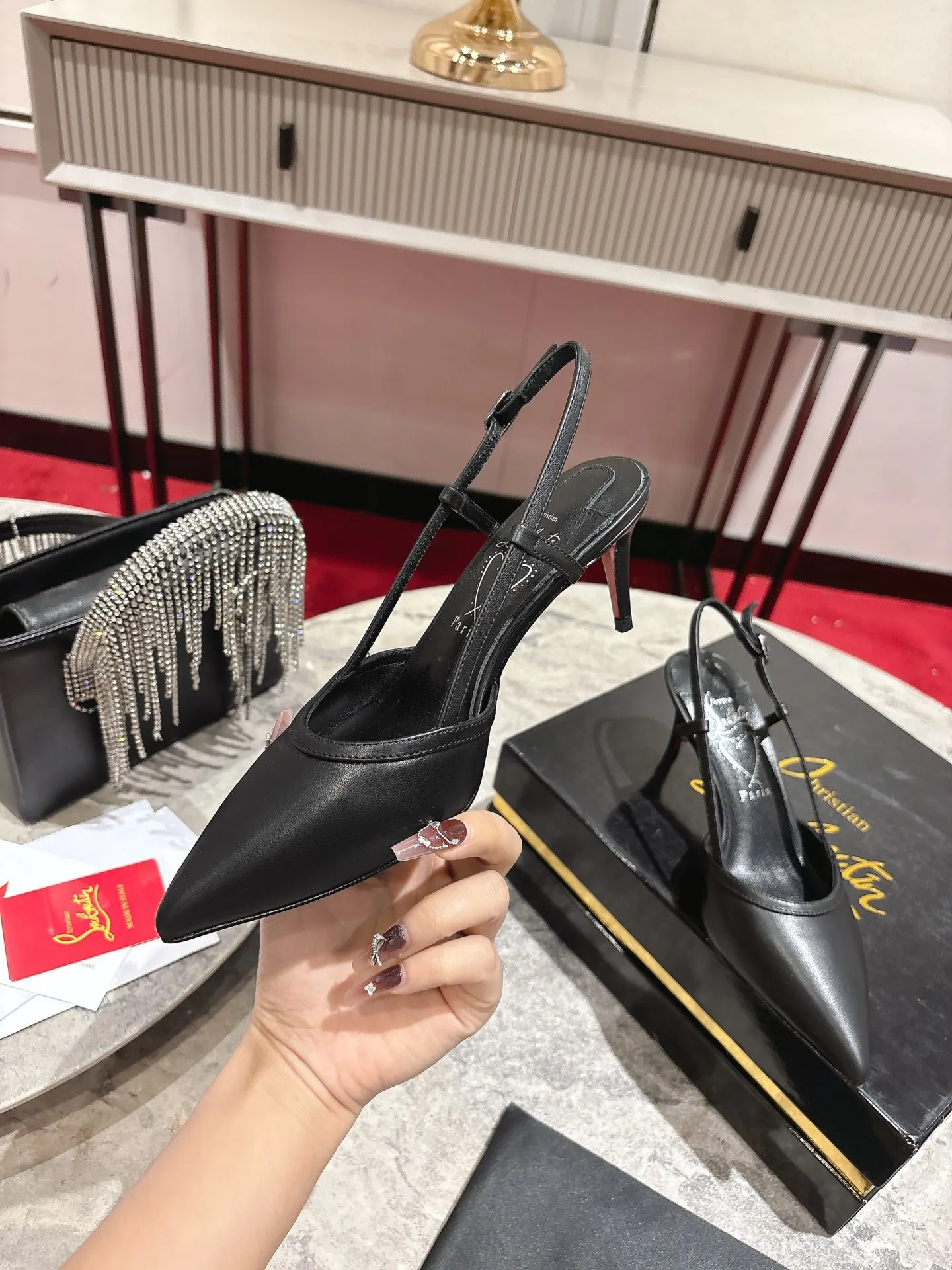 👟👟Ex-factory price 600👟👟 🆑❥∙Back empty sandals🦋✪ꫛꫀw.✔︎ Featuring a slightly pointed toe and slim straps, this model is crafted in white calfskin with a 65mm heel height and added hand-placed crystals on the front. It features our signature Louboutin red sole with Christian Louboutin's signature and heart-shaped stamped logo on the insole. Size: 34 yards - 42 yards (34.40.41.42. Customized, non-refundable and non-exchangeable‼️) Heel height: 6.5cm Color: white black